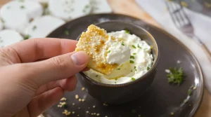 Crackers maison fromage-sésame prêts en 20 minutes : la recette que tout le monde me réclame à l'apéro